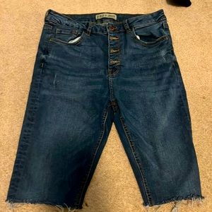Distressed high waisted jeans